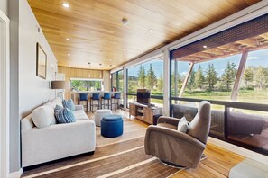 TV - Secluded unique home in prime location with deck, woodstove, & mountain view (Basalt)