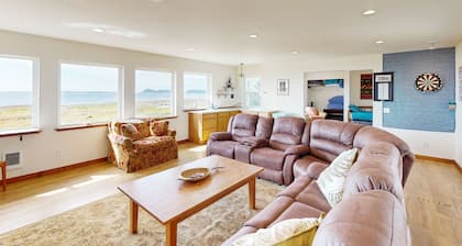 3000 sq ft private home with bay views, pool table, firepit, outdoor bar & grill