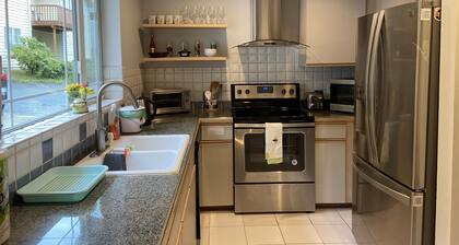 Pleasant Private Home on Beacon Hill with AC.