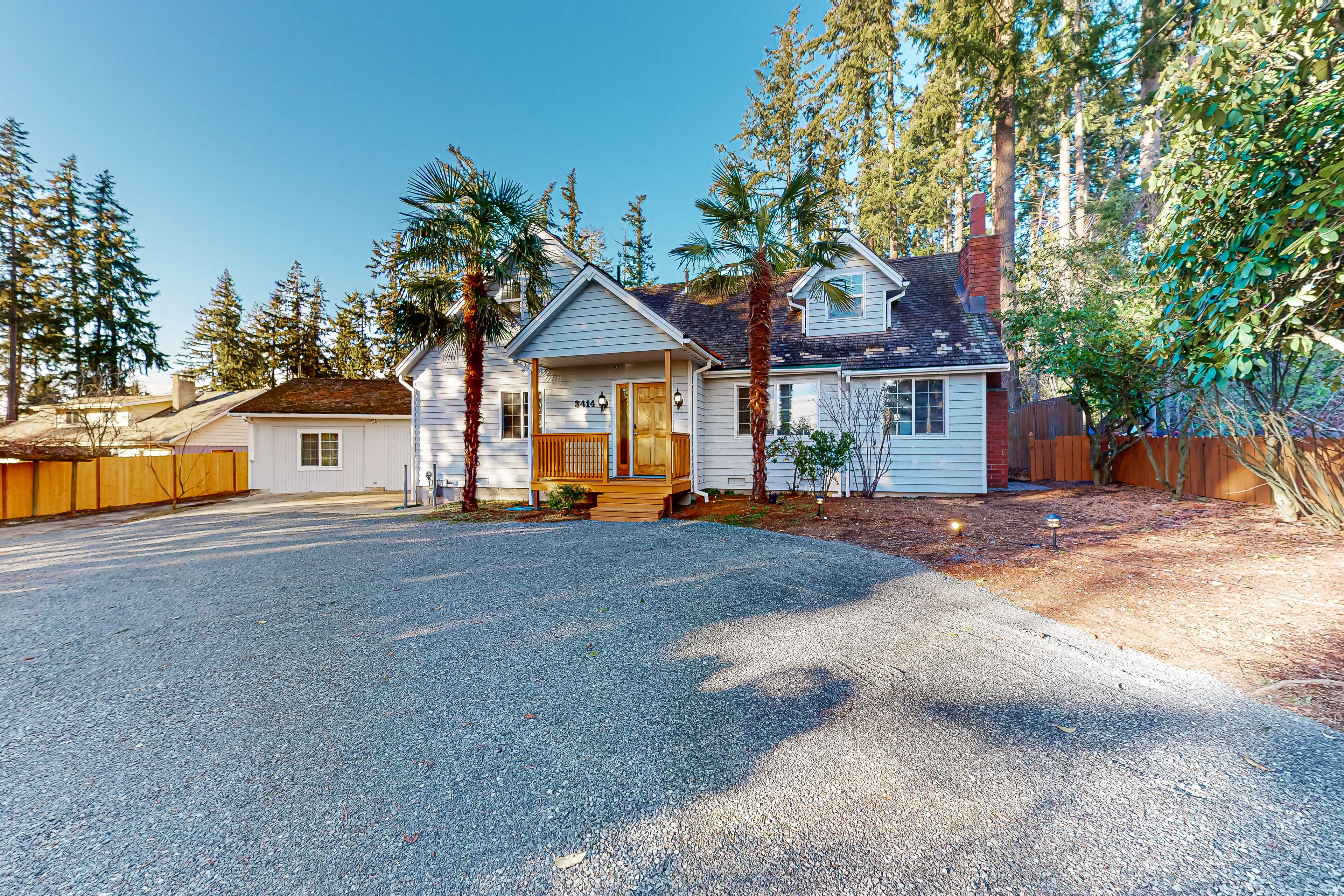 Mid-century bungalow with fireplace, W/D & Ping-Pong & yard with firepit