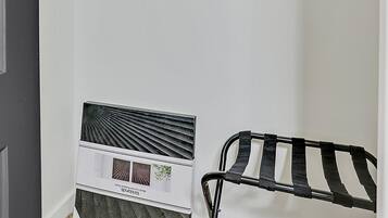 Una habitación con literas, una mesita y una silla.