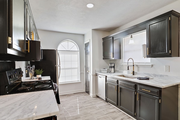 Fridge, microwave, oven, stovetop - Stay Local - Gameroom near Amphitheater and Baseball (Pearl)