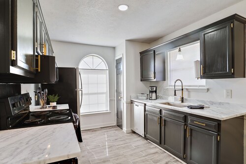 Stay Local - Gameroom near Amphitheater and Baseball