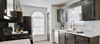 Stay Local - Gameroom near Amphitheater and Baseball