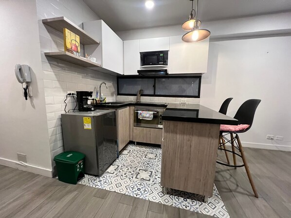 Kühlschrank, Mikrowelle, Ofen, Wasserkocher mit Kaffee-/Teezubehör