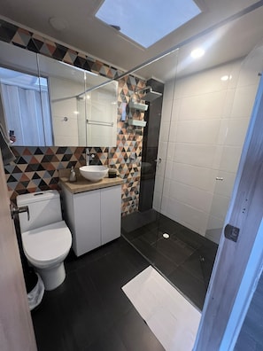 Dusche, Haartrockner, Handtücher, Seife