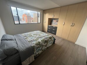 2 Schlafzimmer, Schreibtisch, Bügeleisen/Bügelbrett, kostenloses WLAN