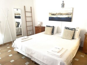 Een strijkplank/strijkijzer, gratis wifi, beddengoed