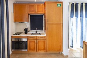 Een koelkast, een magnetron, een oven, een kookplaat