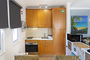 Refrigerador, horno, cafetera y tetera y tostadora