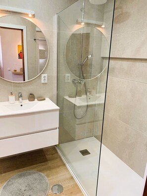 Bathtub, towels - Villa with outdoor spaces (Cabanas de tavira)