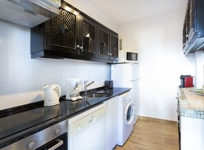 Kühlschrank, Mikrowelle, Ofen, Geschirrspüler