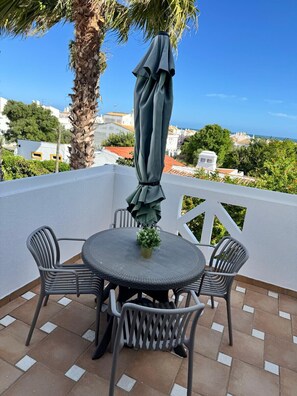 Outdoor dining - Ideal for 4px, with the sea on the horizon (Cabanas de tavira)