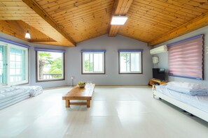 STORY | Individually decorated, free WiFi - SkyStarSea Pension (Muan)