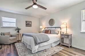 3 bedrooms, iron/ironing board, travel cot, WiFi - 'Green Acres' Home w/ Fire Pit + Fishing Pond (Molino)