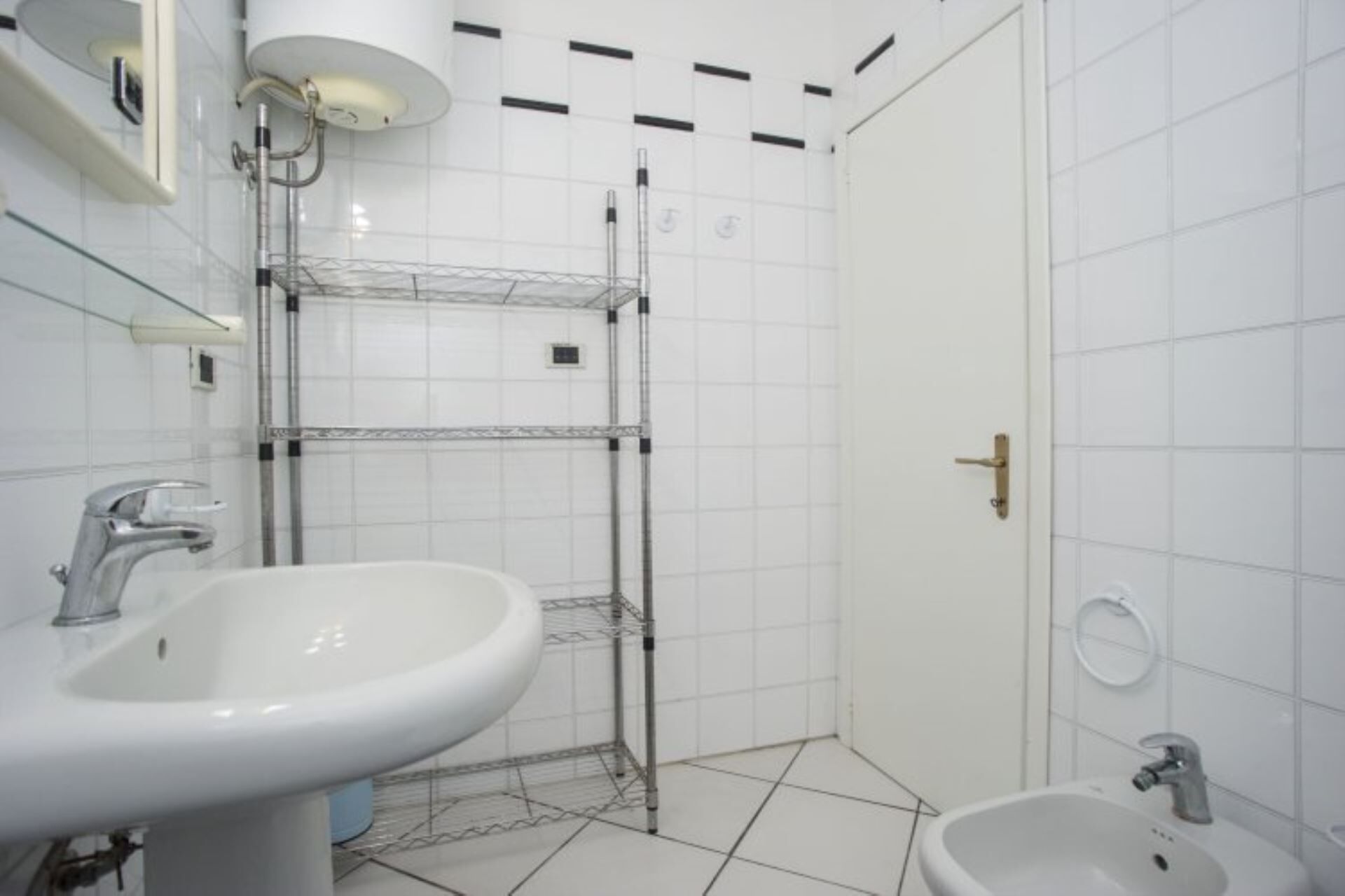 Een badkamer met twee wasbakken, een douche en een toilet.