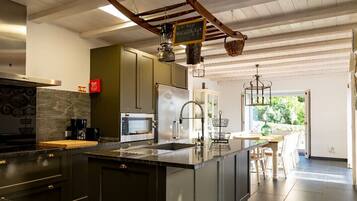 Frigorífico, microondas, horno y lavavajillas