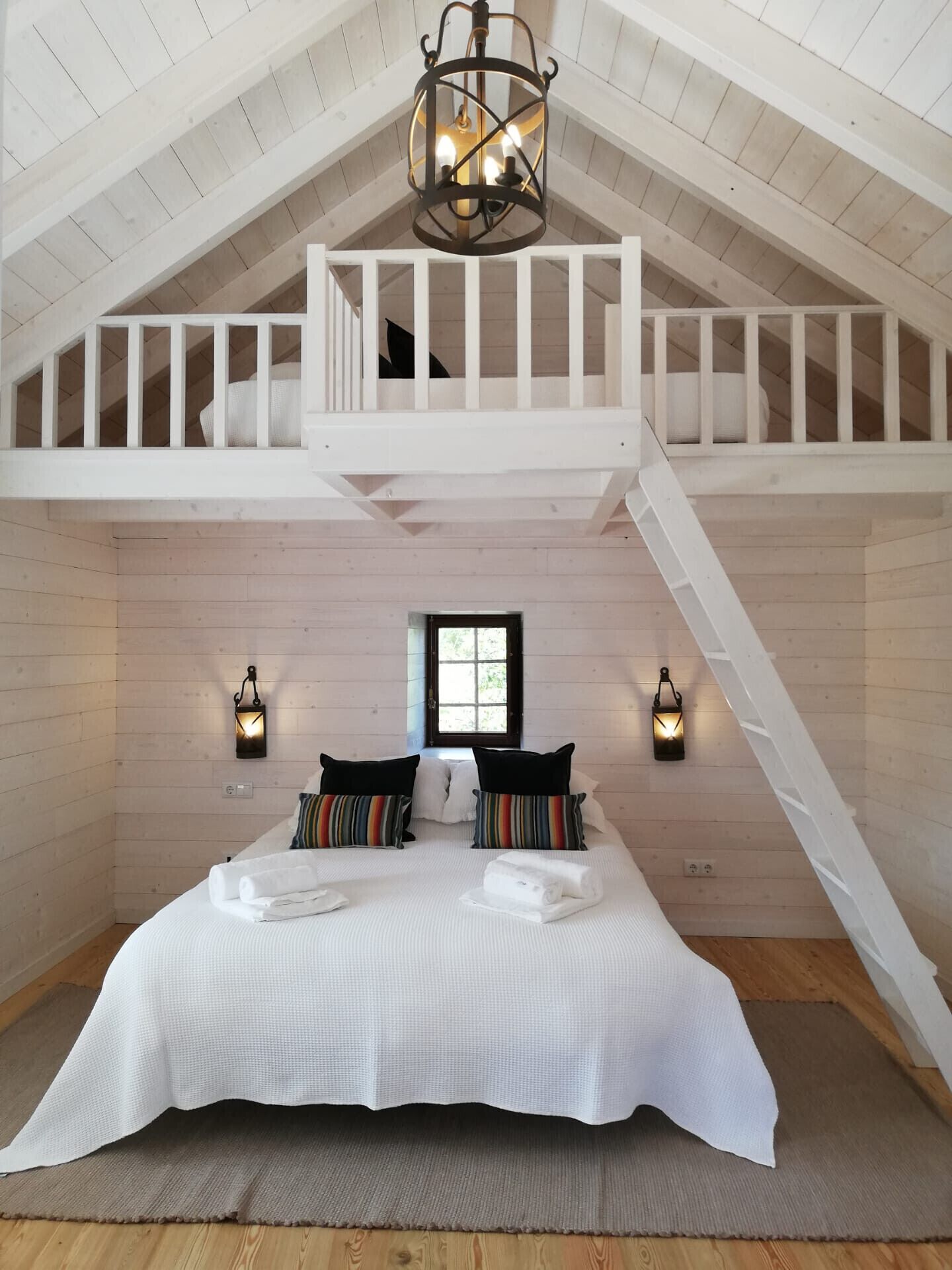 6 dormitorios, caja fuerte, escritorio y tabla de planchar con plancha