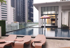 Outdoor pool - Reizz Residence (Kuala Lumpur)