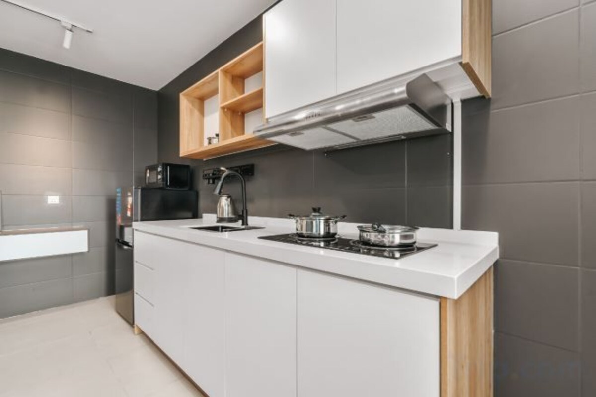 Cocina privada | Refrigerador con congelador, microondas y parrilla de estufa 
