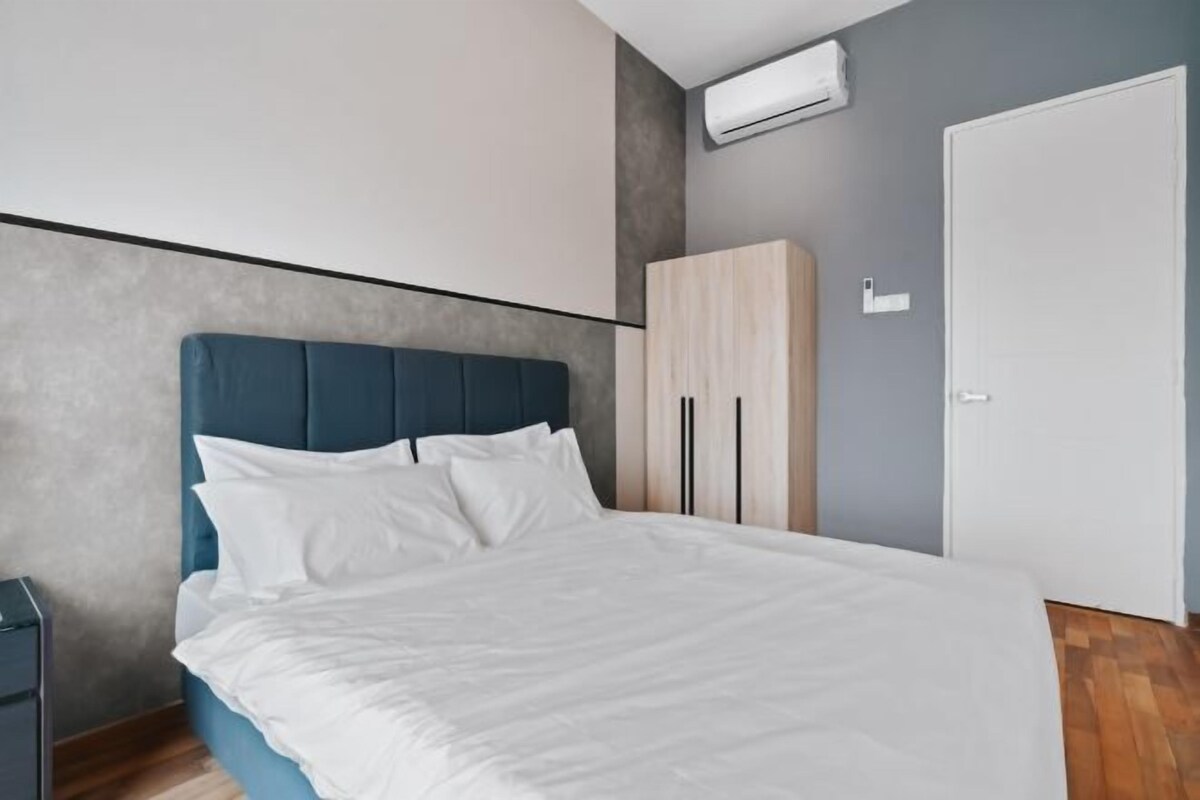 Une chambre à coucher comprenant un lit, une armoire et un appareil de climatisation.
