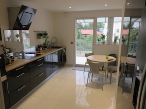 Kühlschrank, Mikrowelle, Ofen, Geschirrspüler