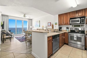 Fridge, microwave, oven, stovetop - Seychelles - Beach Service Inlcuded in Season! (Panama City Beach)