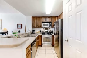 Fridge, microwave, oven, stovetop - Seychelles - Beach Service Inlcuded in Season! (Panama City Beach)