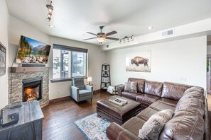 Smart TV, fireplace, Netflix, streaming services