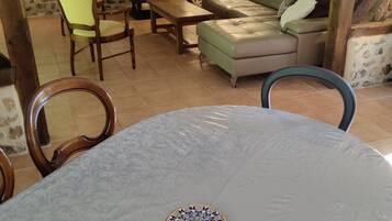 Televisie, een open haard en een dvd-speler