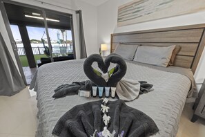 3 bedrooms, desk, iron/ironing board, travel crib