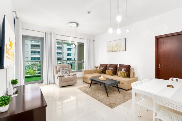 プレミア アパートメント | リビング エリア | 60 インチのスマートテレビ (デジタル放送視聴可)、テレビ、Netflix