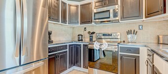 Dog-friendly duplex with fenced yard, private outdoor living, AC, & washer/dryer