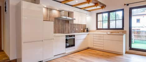 Fridge, oven, stovetop, dishwasher
