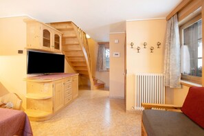 TV - Apartment 'Gemma' with Mountain View, Shared Garden and Wi-Fi (Livigno)
