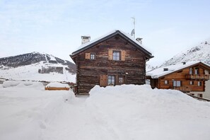 Exterior - Apartment 'Gemma' with Mountain View, Shared Garden and Wi-Fi (Livigno)