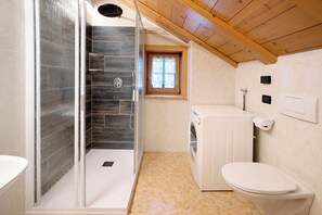 Kylpyamme, hiustenkuivaaja, pyyhkeet