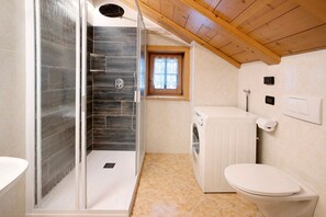 Bathtub, hair dryer, towels - Apartment 'Gemma' with Mountain View, Shared Garden and Wi-Fi (Livigno)