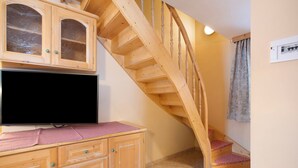 A wooden staircase with a television on a cabinet above. - Apartment 'Gemma' with Mountain View, Shared Garden and Wi-Fi (Livigno)