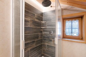 Baignoire, sĂšche-cheveux, serviettes fournies