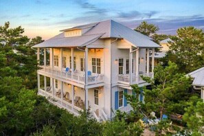 Exterior - 6-Seater Golf Cart & 6 Bikes! Steps from the Pool! Grill+Snowbird Monthly Rates! (Santa Rosa Beach)