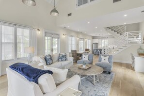 TV - 6-Seater Golf Cart & 6 Bikes! Steps from the Pool! Grill+Snowbird Monthly Rates! (Santa Rosa Beach)