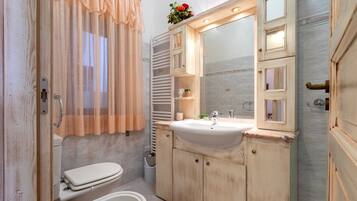 Een douche, een haardroger, handdoeken