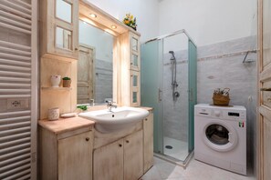 Dusche, Haartrockner, Handtücher