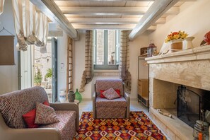 Télévision, cheminée