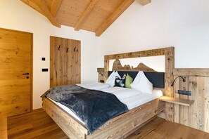 Una cama de madera con cabecera, una mesita de noche y un armario de madera.