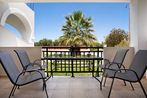 Outdoor dining - JHoliday Apartment "Tropical 1" with Shared Garden, A/C & Wi-Fi (Zakynthos)