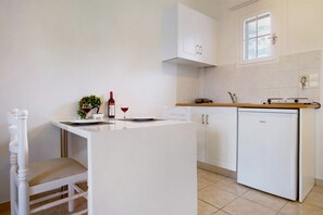 Fridge, stovetop, electric kettle, cookware/dishes/utensils - JHoliday Apartment "Tropical 1" with Shared Garden, A/C & Wi-Fi (Zakynthos)
