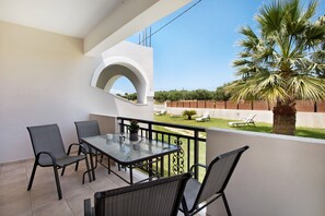 Outdoor dining - JHoliday Apartment "Tropical 1" with Shared Garden, A/C & Wi-Fi (Zakynthos)