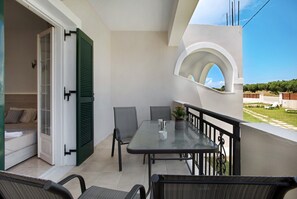 Outdoor dining - JHoliday Apartment "Tropical 1" with Shared Garden, A/C & Wi-Fi (Zakynthos)